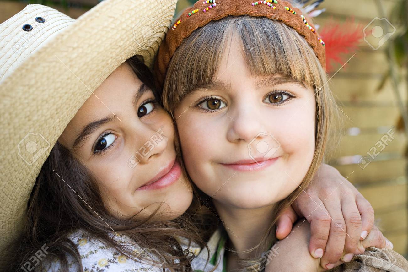 ネイティブ アメリカンとカウガールの格好の女の子 の写真素材 画像素材 Image