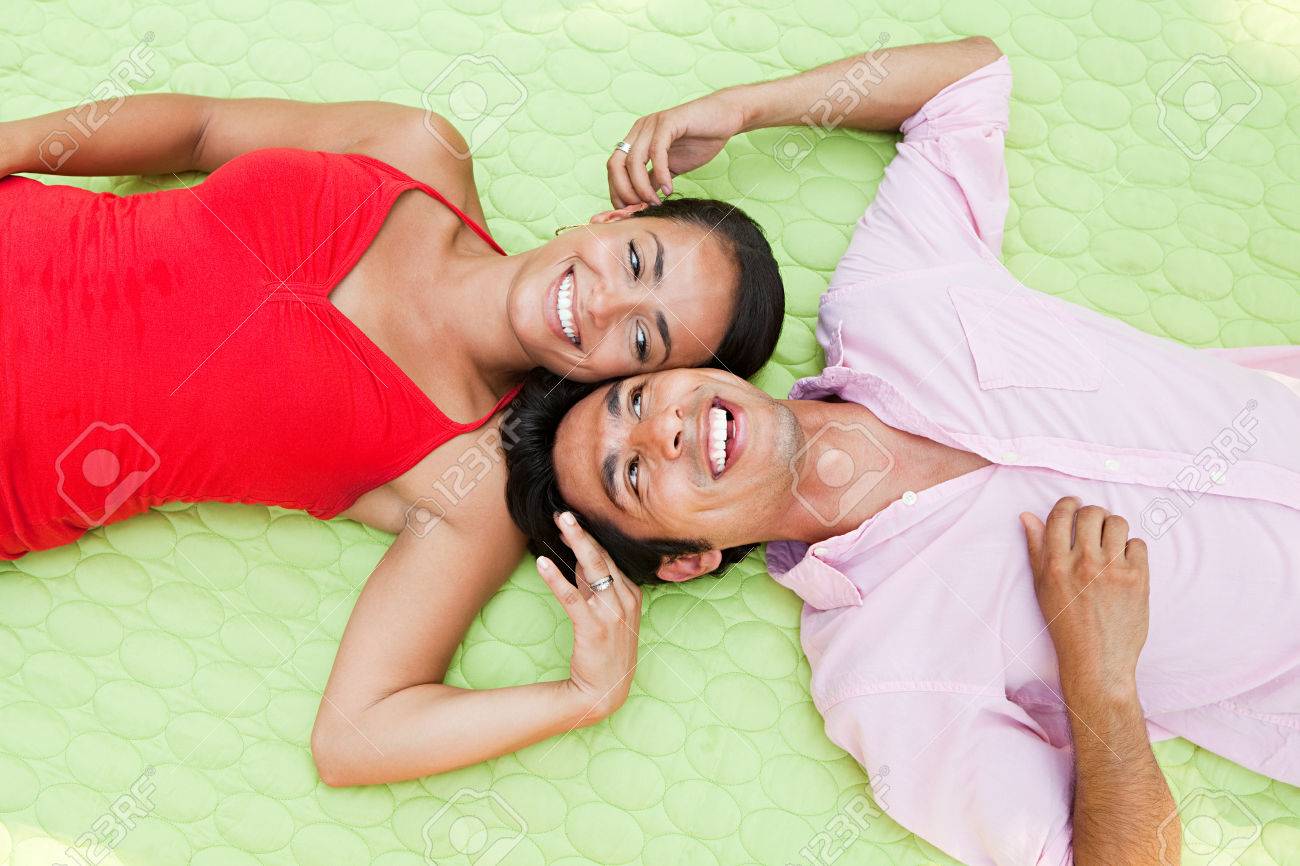 Mid adult couple lying on blanket outdoors, portrait - 86037449 Mid adult couple lying on blanket outdoors, portrait - 86037449
