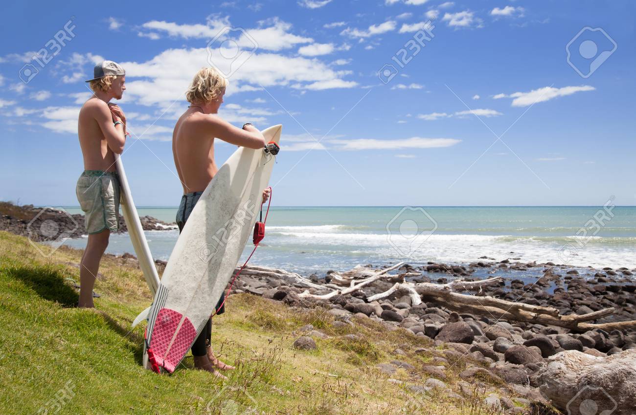 imagenes de hombres mirando el mar