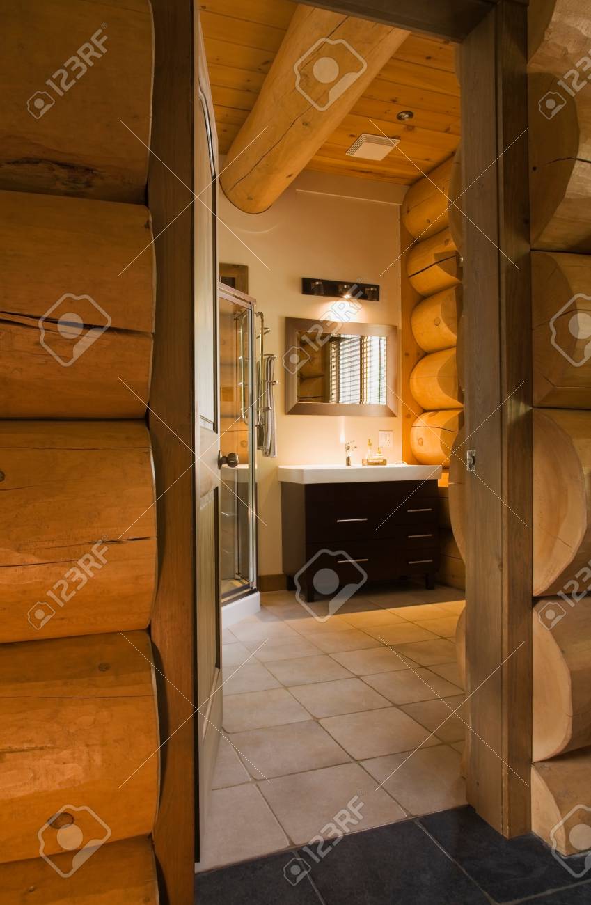 Bagno ospiti con box doccia in vetro e vanità in legno allinterno ... Box doccia in legno