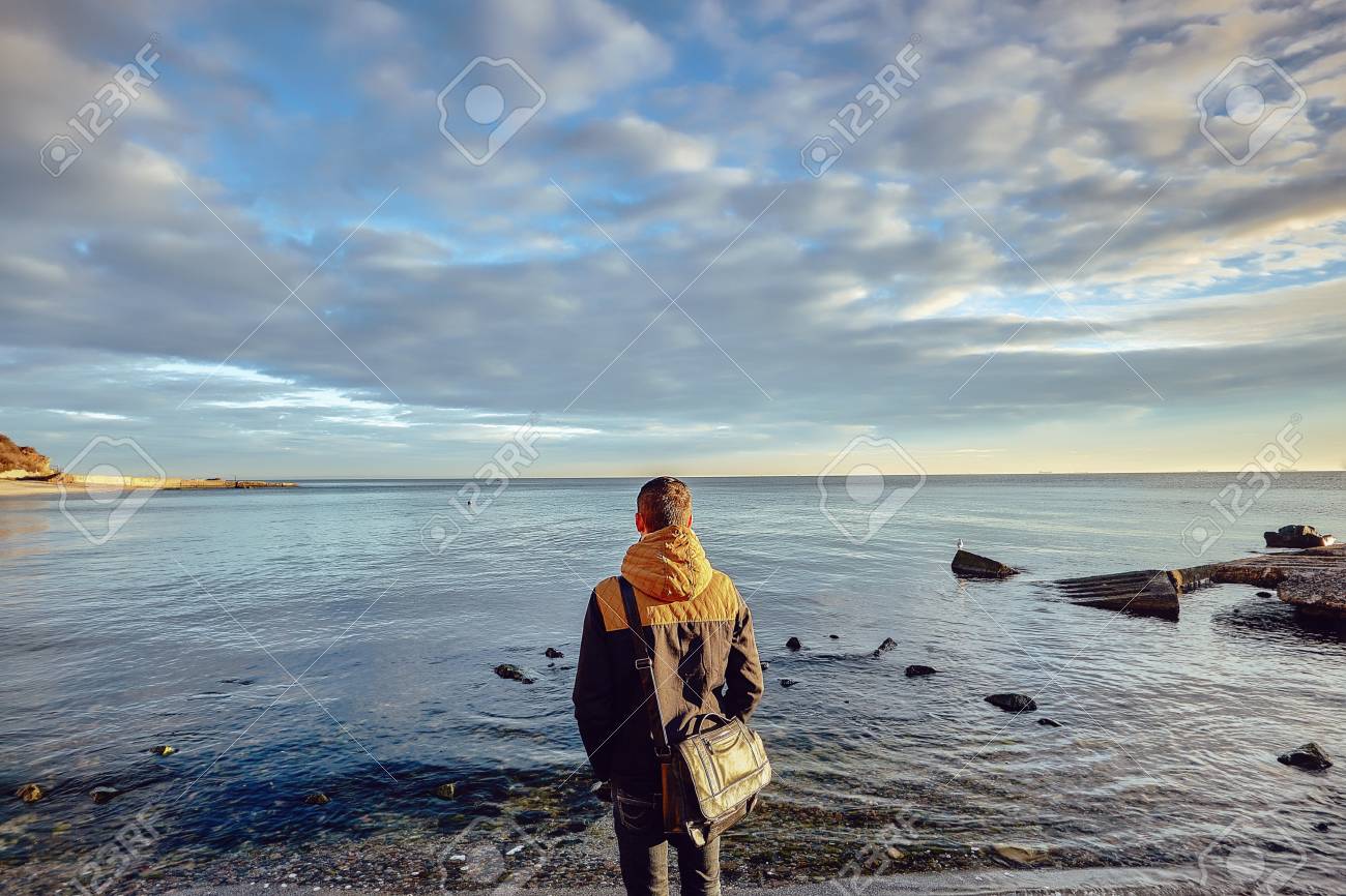 fotos de hombres mirando el horizonte
