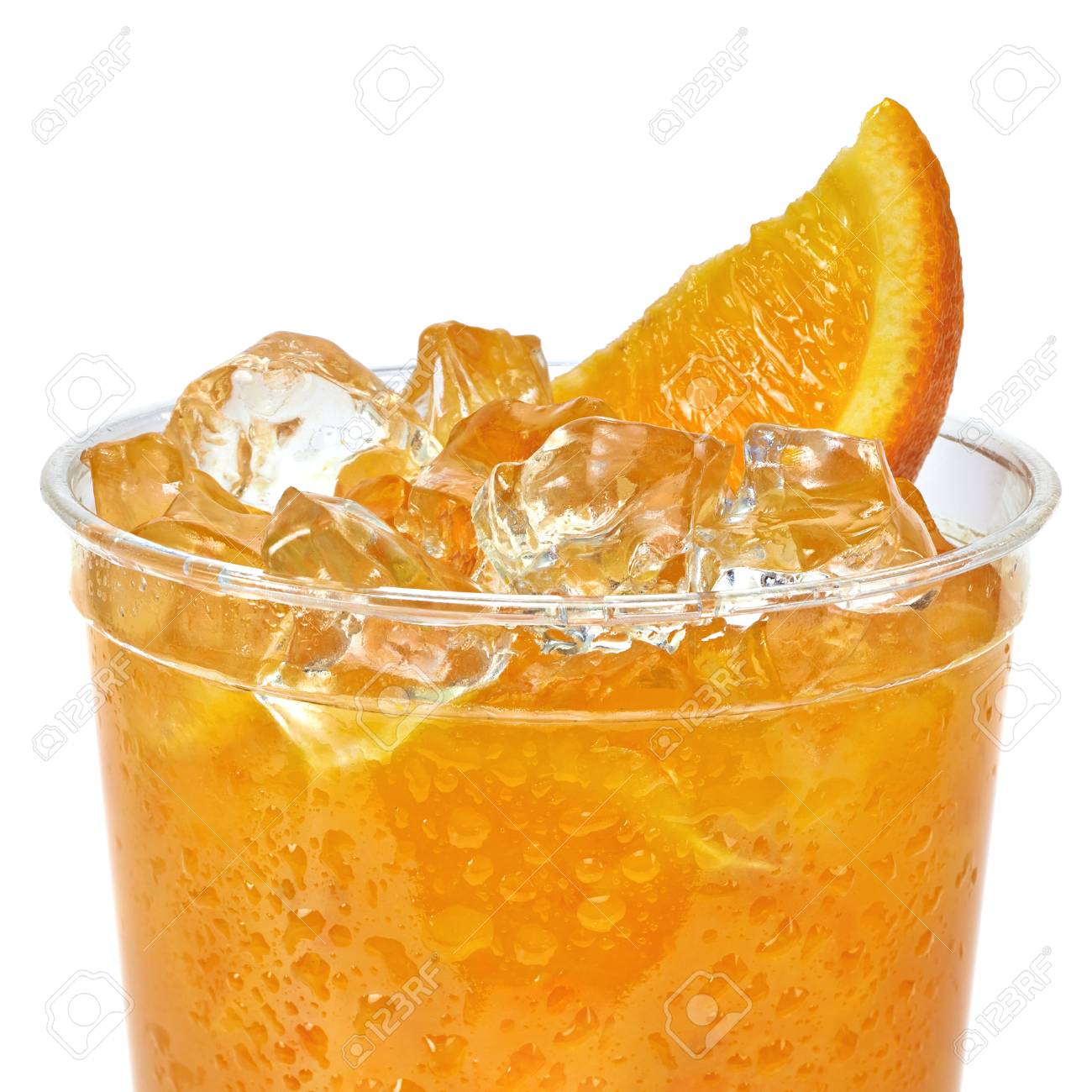 氷と白い背景のテイクアウト カップのスライス オレンジ ジュース の写真素材 画像素材 Image