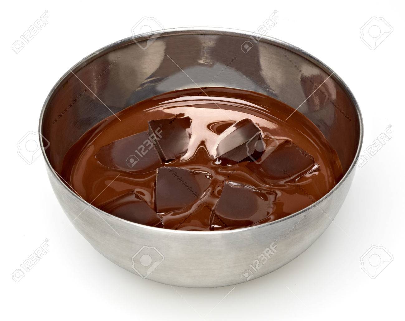 白い背景の上のボウルにチョコレートを溶かす の写真素材 画像素材 Image