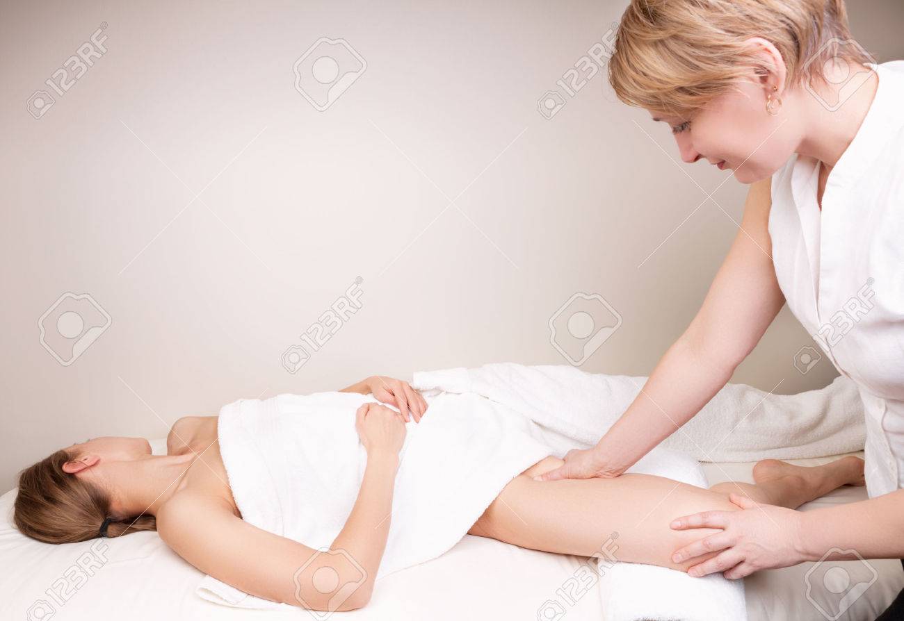 La Jambe De Massage Thérapeute Qualifié Femme L\'intérieur De La ... La Jambe De Massage Thérapeute Qualifié Femme L\'intérieur De La ...