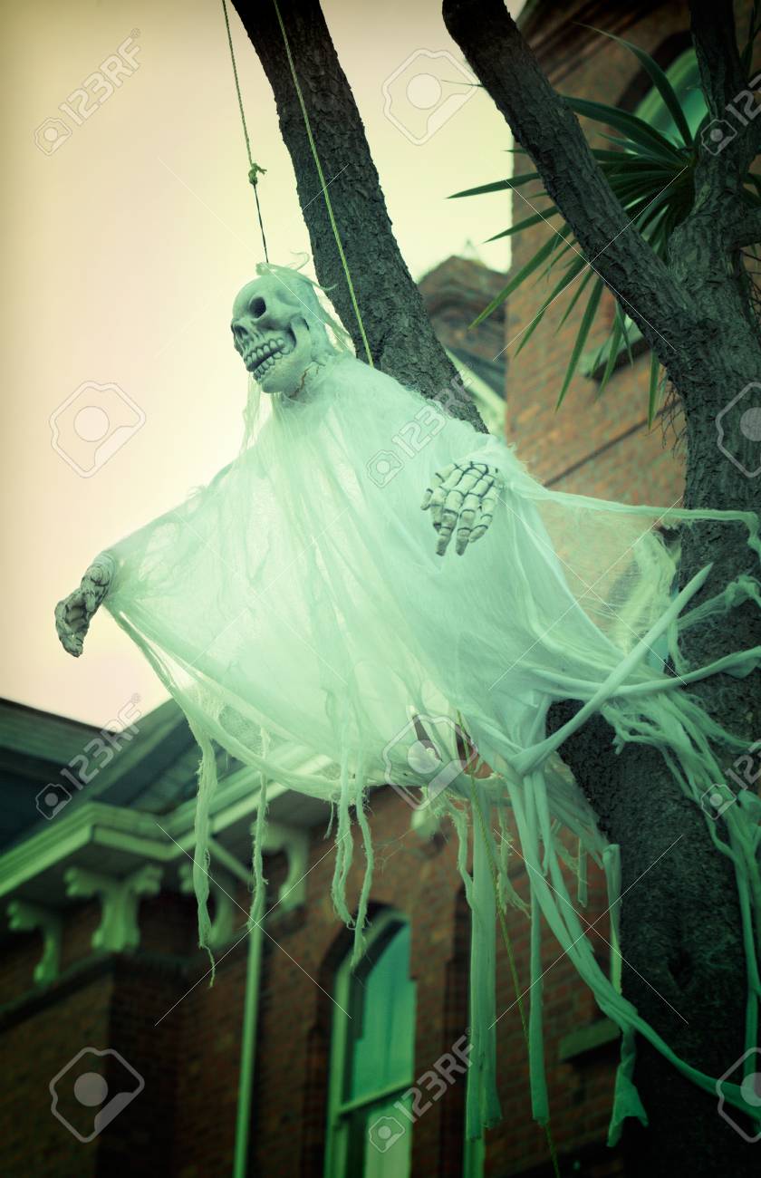 Decoración Fantasma Asustadizo Para Halloween Fuera De La Casa Fotos,  Retratos, Imágenes Y Fotografía De Archivo Libres De Derecho. Image  32453443.