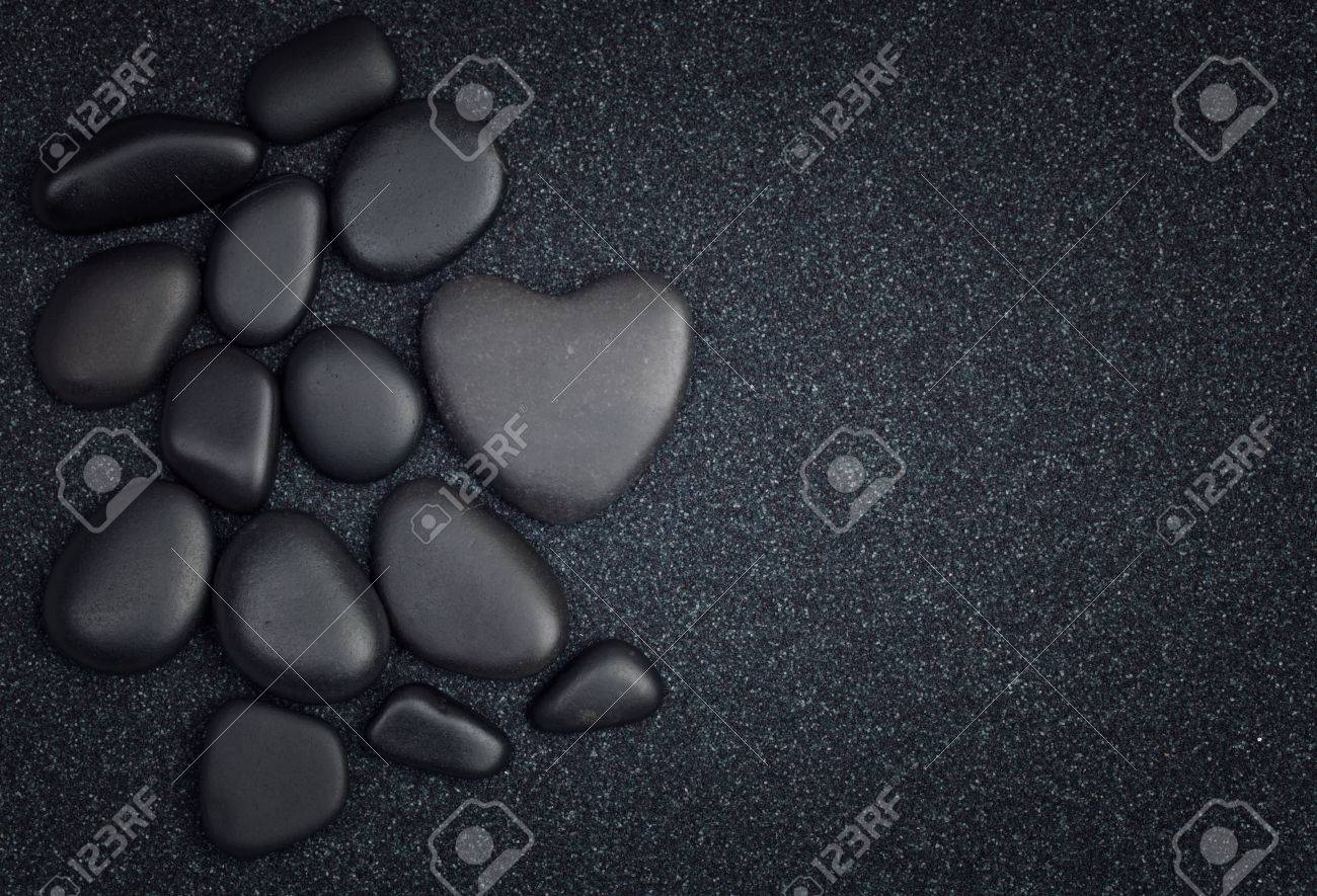 粒砂の真っ黒の禅ハート形の石と石の黒 の写真素材 画像素材 Image 粒砂の真っ黒の禅ハート形の石と石の黒 の写真素材 画像素材 Image
