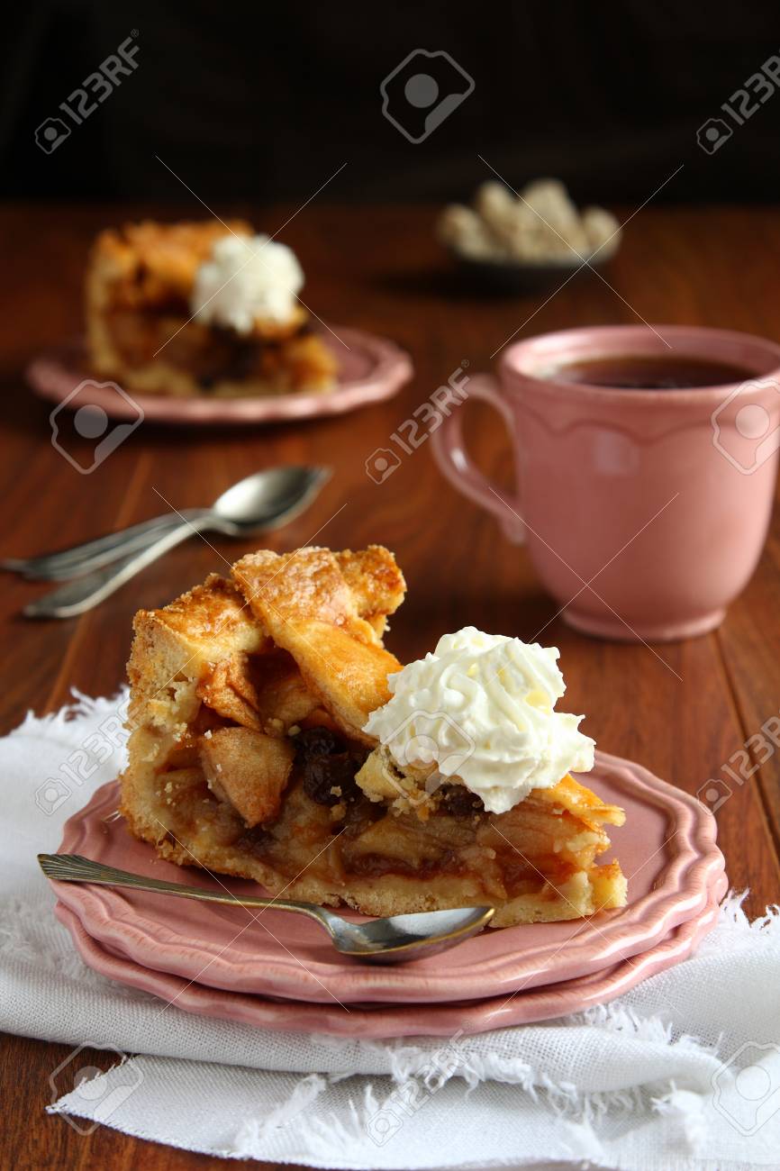 Tranche De Gateau Aux Pommes Traditionnelle Hollandaise Maison Avec Creme Fouettee Banque D Images Et Photos Libres De Droits Image