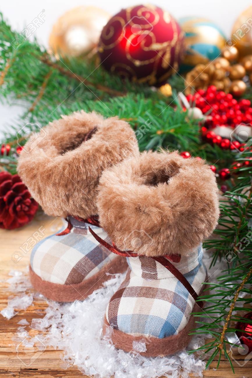 Albero Di Natale Con Pigne E Neve.Immagini Stock Sfondo Di Natale Con Stivali Di Feltro Abete Albero Di Natale Pigne E Neve Sulla Vecchia Tavola Di Legno In Stile Vintage Concetto Di Natale Image 44259676