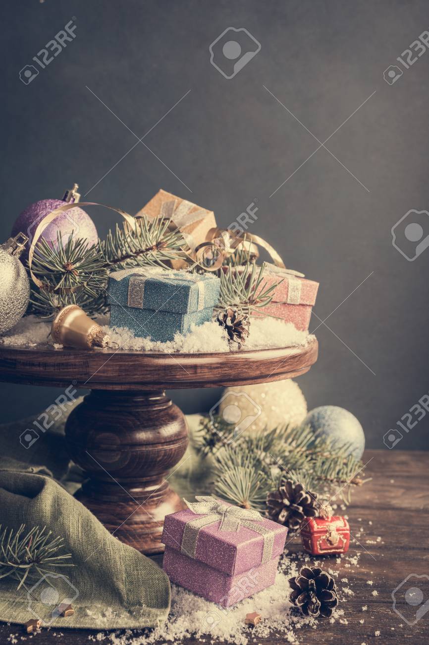 Regali Di Natale Testo.Immagini Stock Regali Di Natale E Decorazioni Su Supporto Di Torta In Legno Retro Stile Tonica Cartolina D Auguri Di Natale Con Copia Spazio Per Il Testo Image 64053654