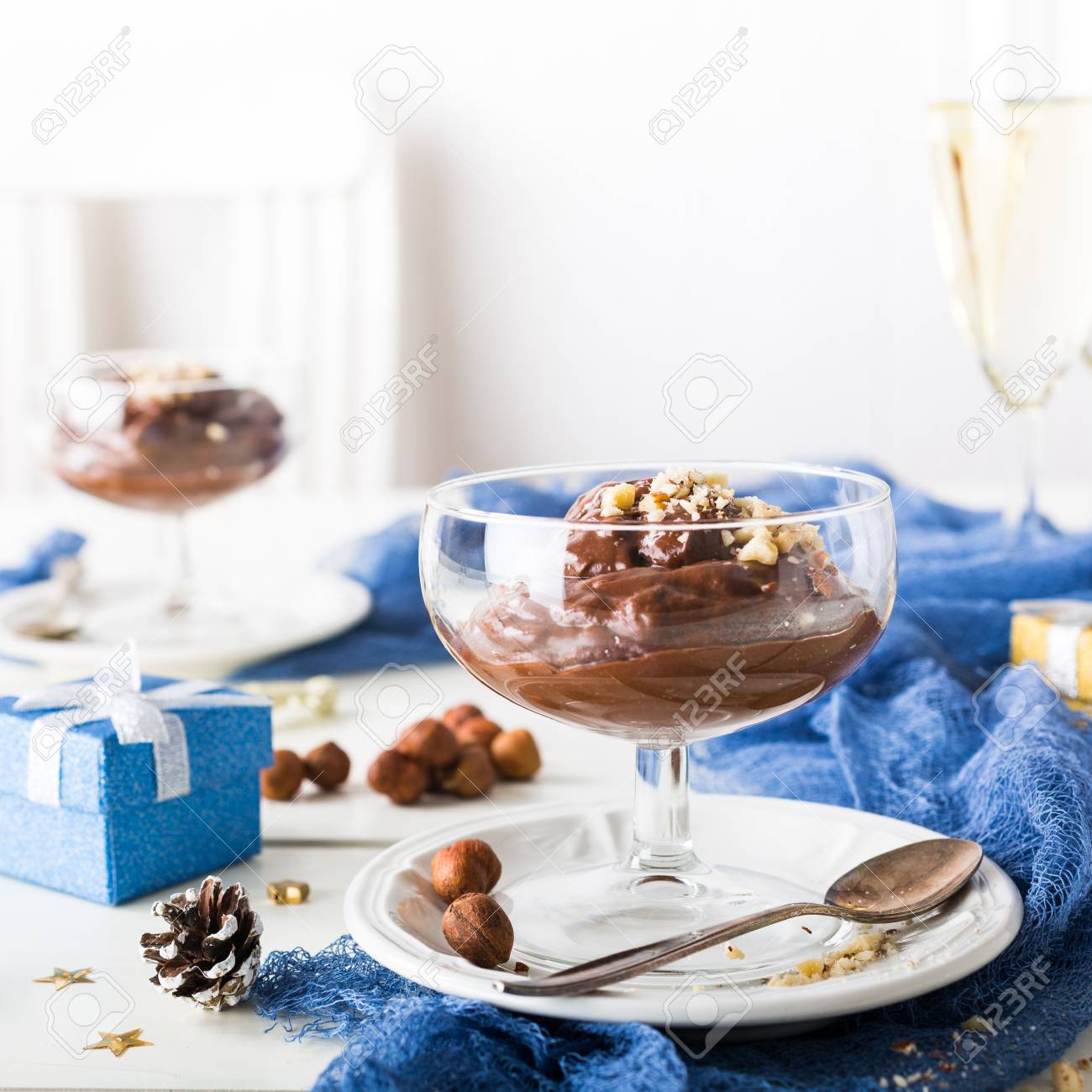 Mousse Au Chocolat Au Pouding Avec Avocat Noix Et Decorations De
