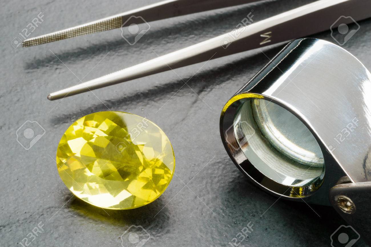 ピンセットと黒の石のプレートにルーペの黄色いレモン水晶宝石 の写真素材 画像素材 Image