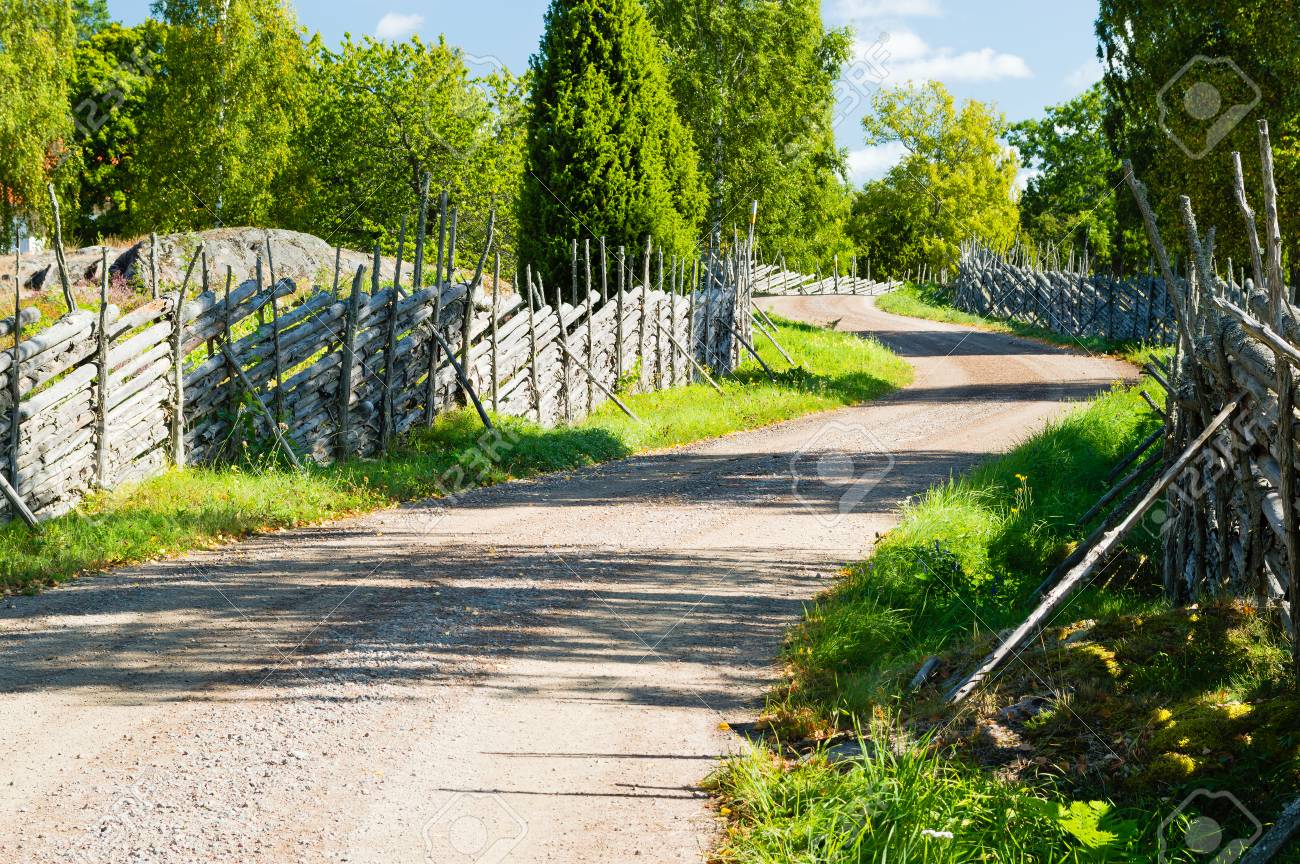 古い古い田舎道には 道端で木製の柵が作られます 道路は 非常に細かい風景は維持され 開いたままにするを移動します 太陽の光と晴れた夏の日 スマーランド美術館 スウェーデン の写真素材 画像素材 Image