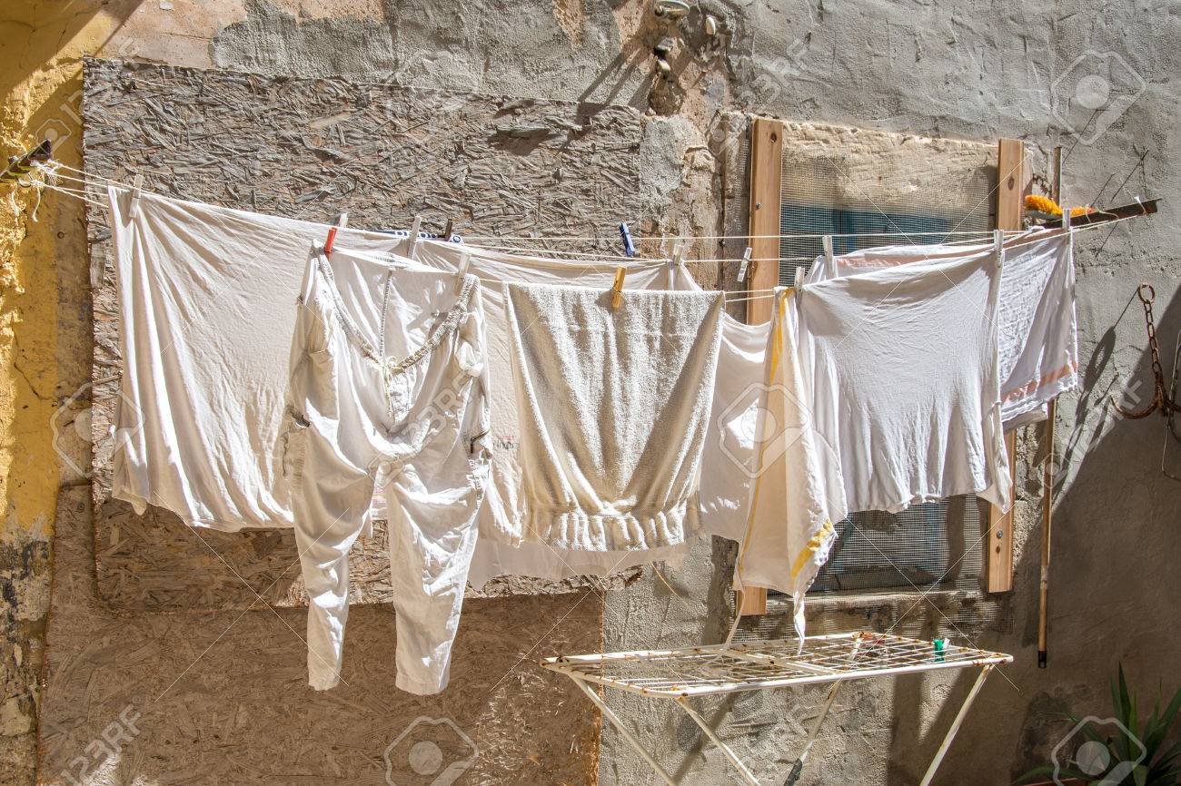 Wasche Auf Einem Draht Mit Wascheklammern Gegen Den Schlecht