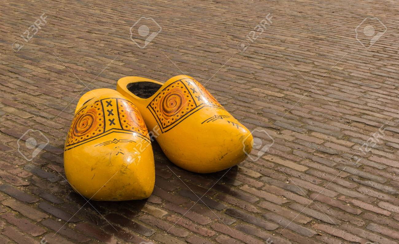 Клоги сабо кломпы. Голландская обувь кломпы. Кломпы 17 век. Деревянные башмаки 4. Голландские башмаки кломпы.