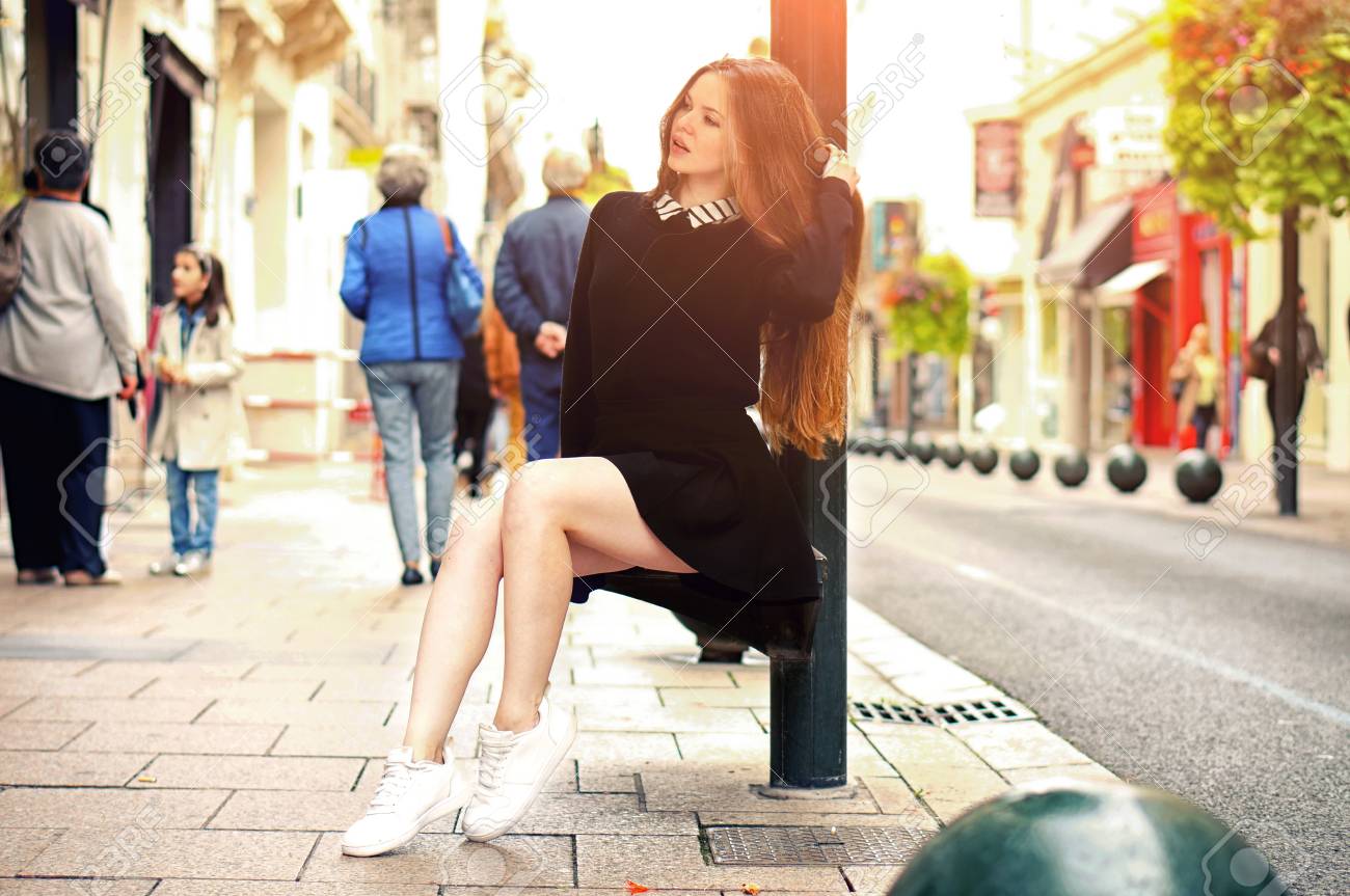 ヨーロッパ 美しい太陽バックライト バック グラウンドで夏ストリート ファッションの都市でポーズかなりお洒落な白人少女のファッション女性の肖像画をクローズ アップ の写真素材 画像素材 Image