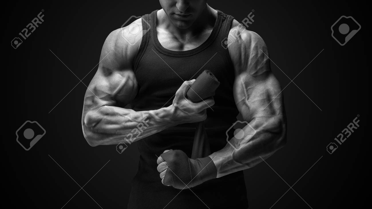 рука человека. накаченные мужские руки. как выглядят сильные руки. бодибилдер. накаченная рука прямая.