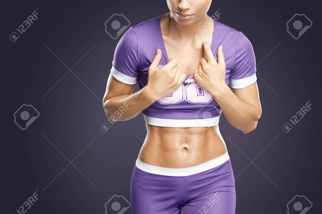 彼女のよく訓練された体 6パック 完璧な腹筋 肩 上腕二頭筋 三頭筋と胸 三角筋を示すフィットネスアスレチック若い女性 の写真素材 画像素材 Image