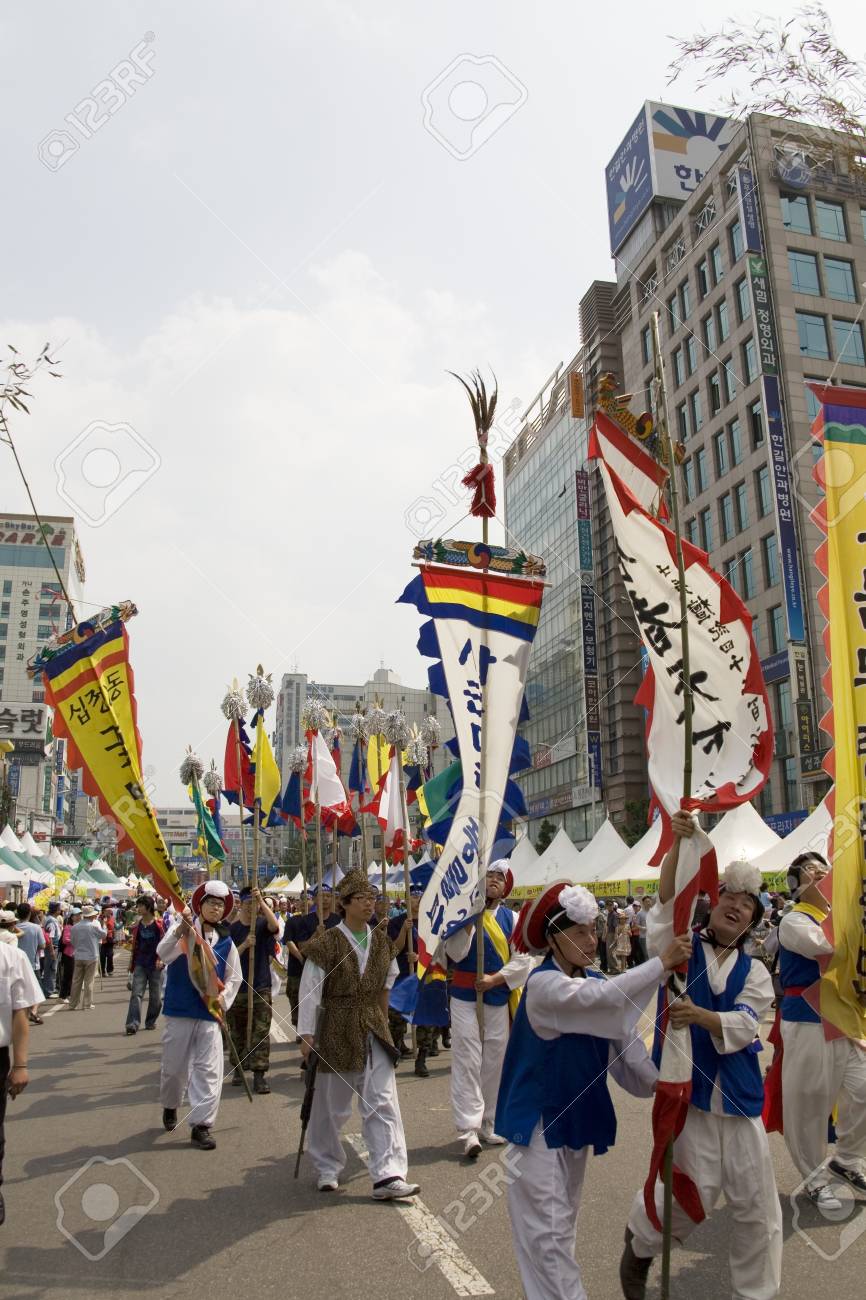 富平 Pungmullori 祭 韓国で伝統的な祭り の写真素材 画像素材 Image
