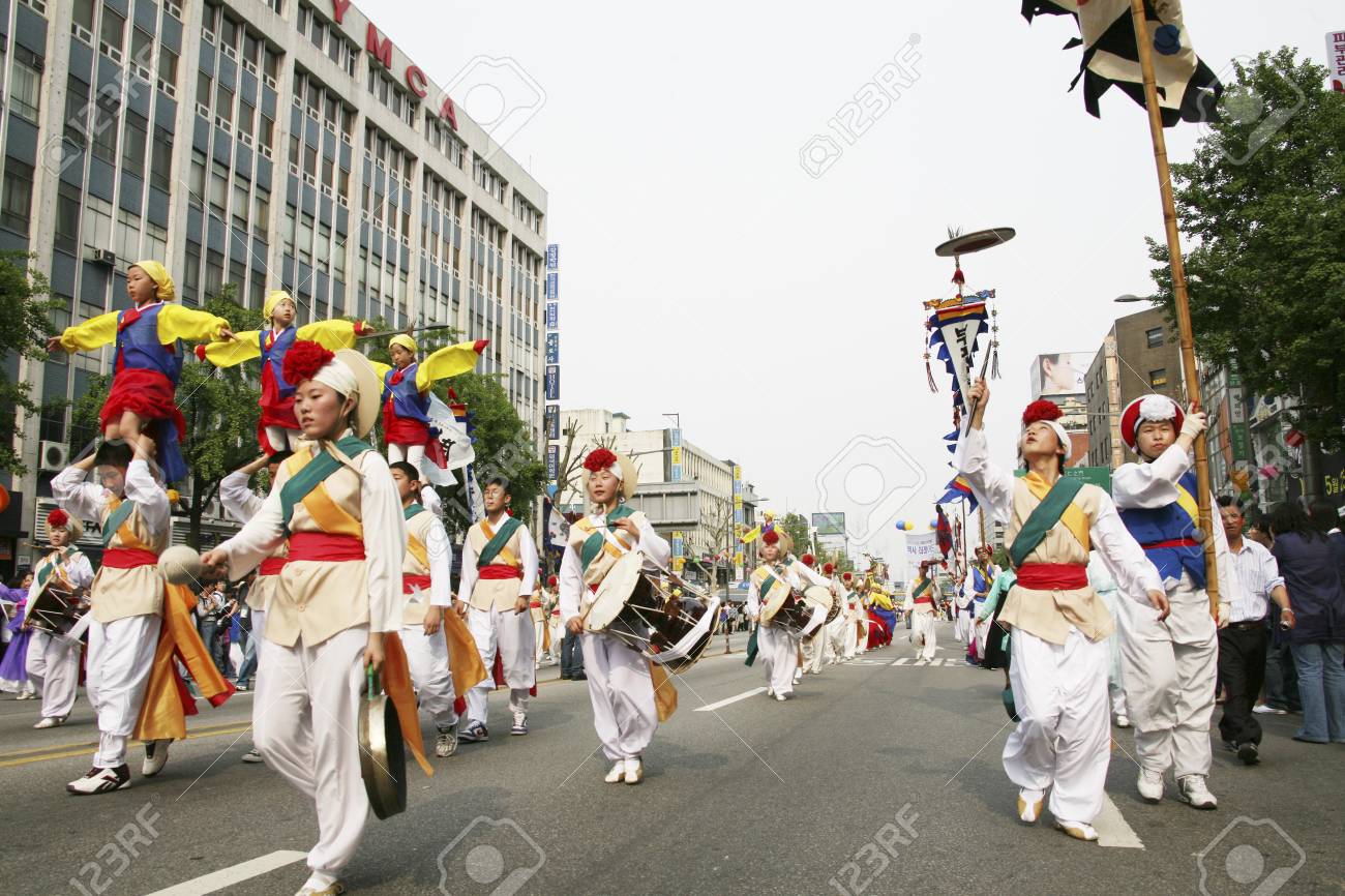 韓国 ソウル祭パレードで伝統的な祭り の写真素材 画像素材 Image