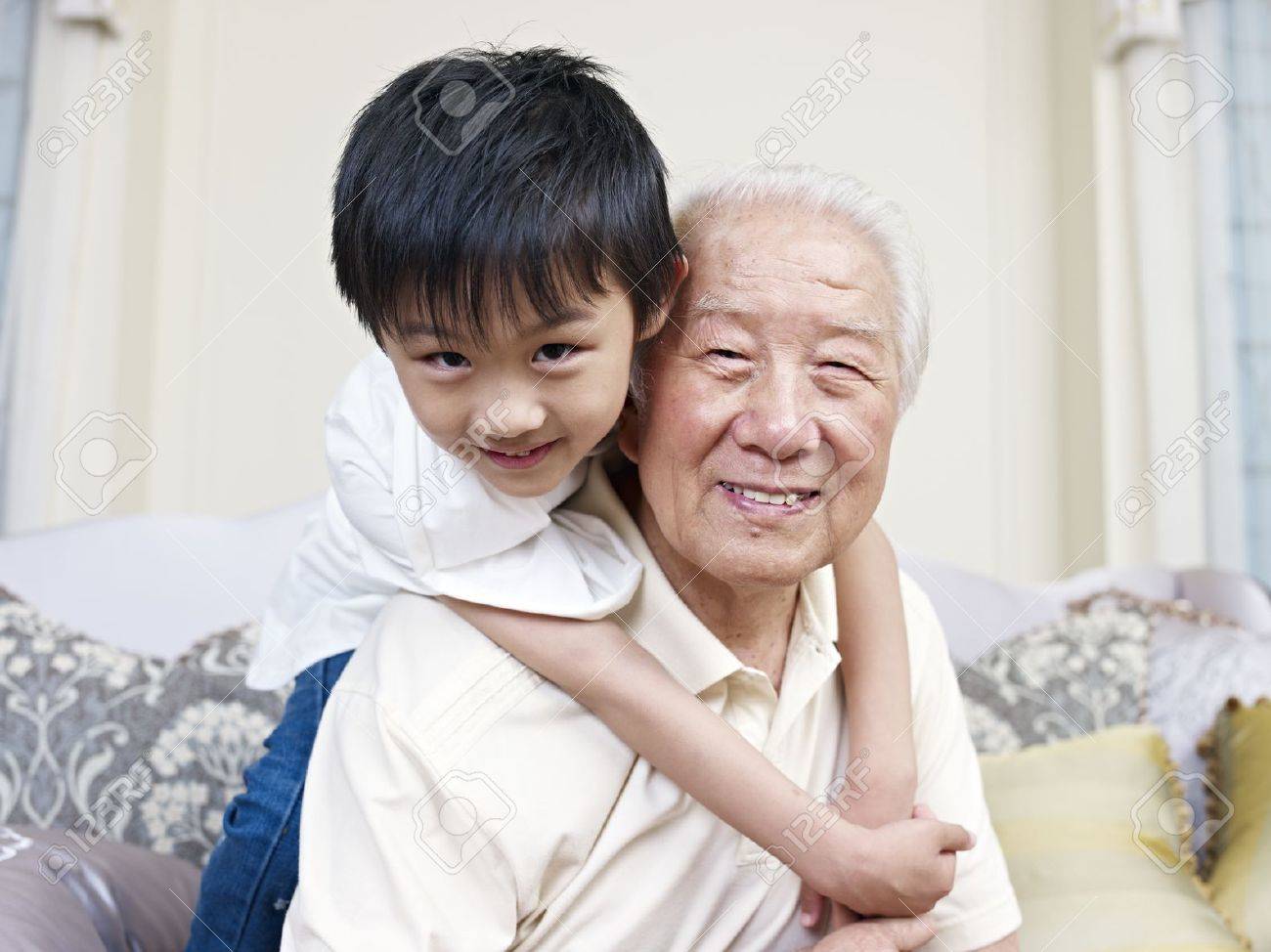 祖父と孫の家で楽しんで の写真素材 画像素材 Image 4806