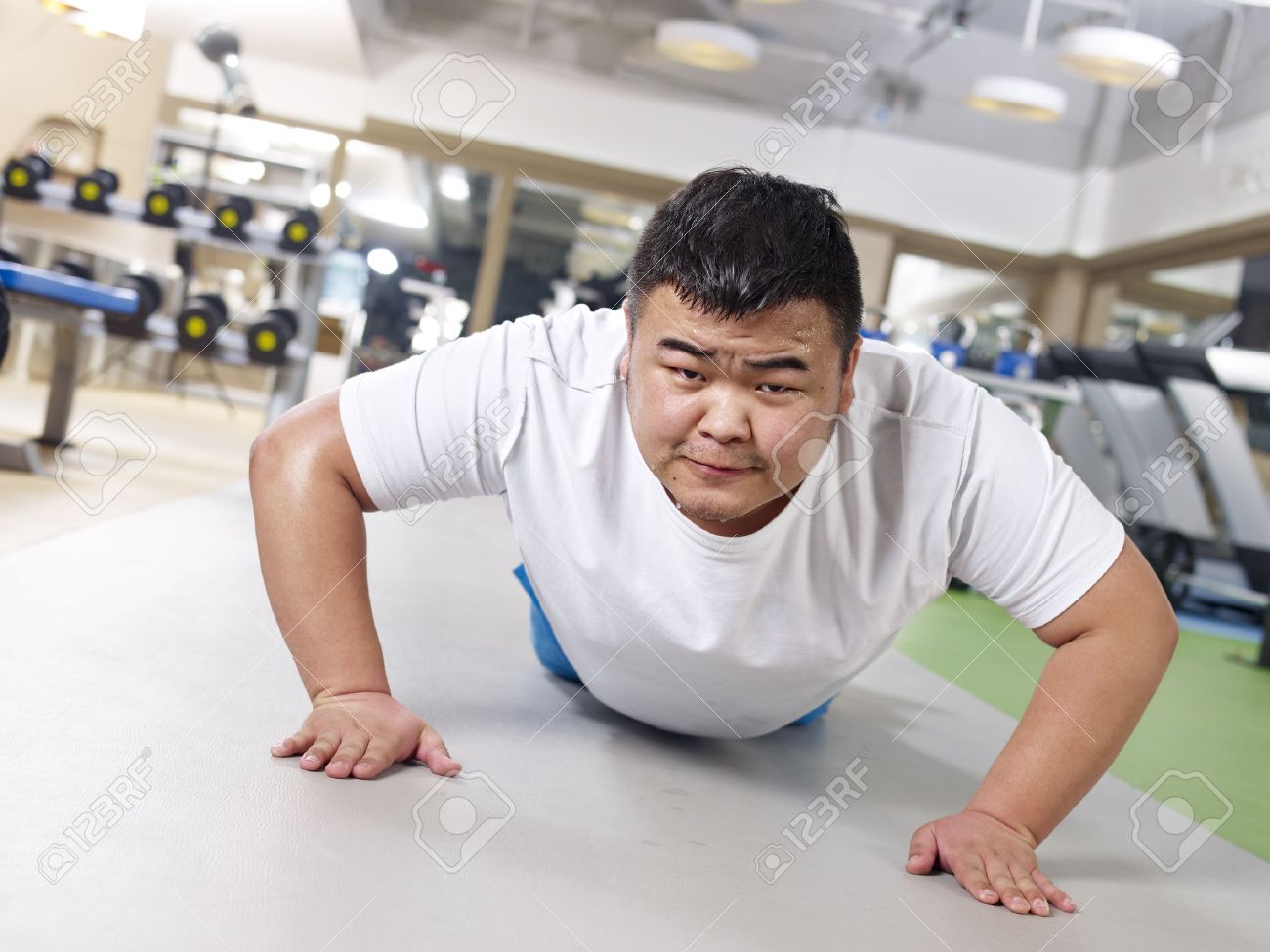 顔の発汗と腕立て伏せを行う 太りすぎの若い男 の写真素材 画像素材 Image