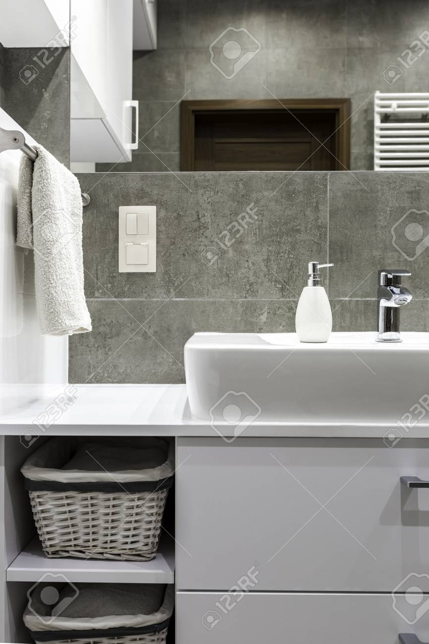 Azulejos Muebles Grises Y Blancas En Cuarto De Baño Moderno Fotos ... Azulejos Muebles Grises Y Blancas En Cuarto De Baño Moderno Fotos ...