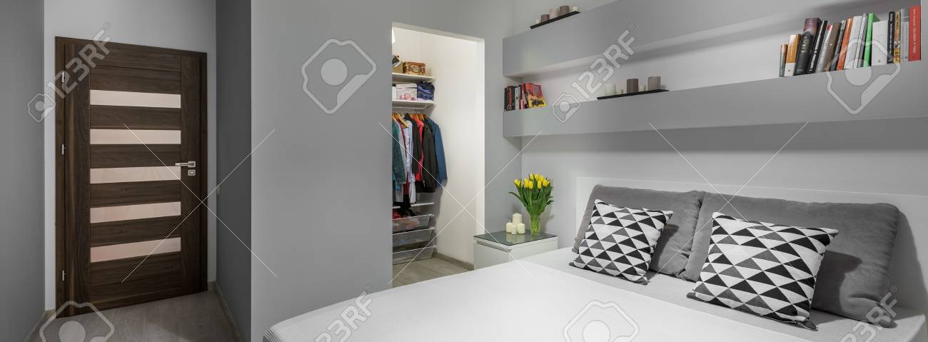 Doppelbett Und Großer Kleiderschrank Im Modernen Schlafzimmer ... Doppelbett Und Großer Kleiderschrank Im Modernen Schlafzimmer ...