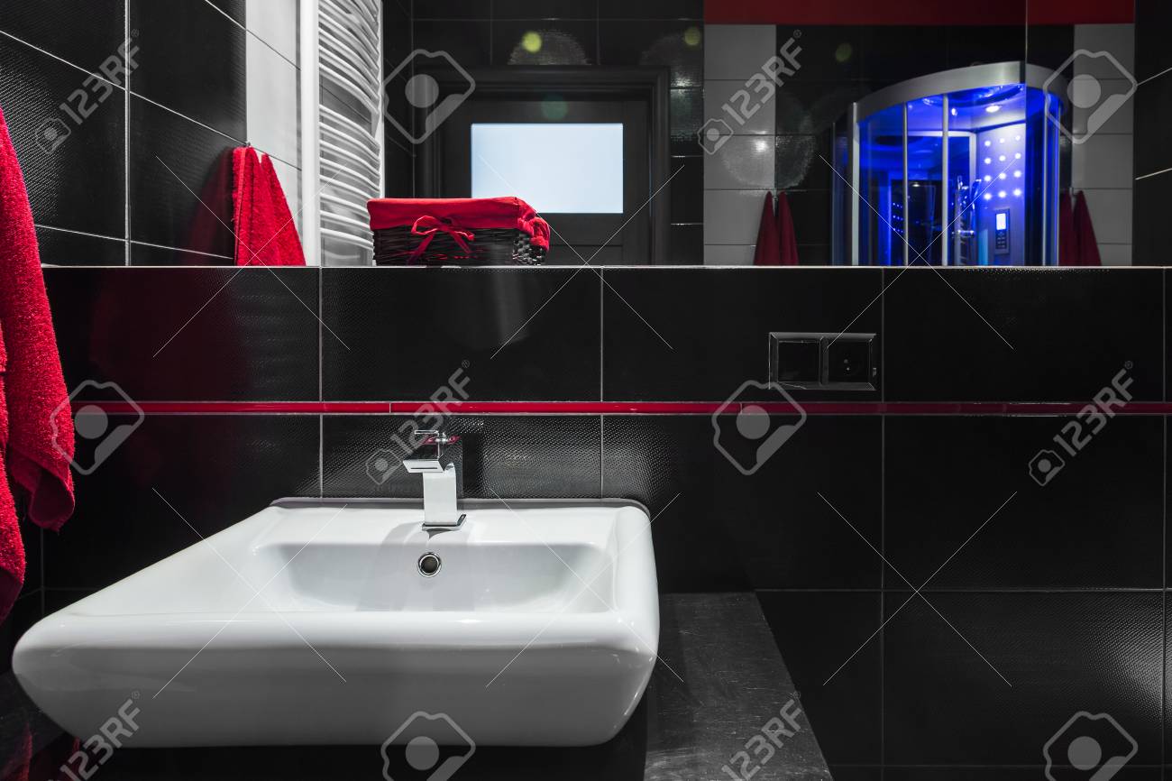 Salle De Bain Moderne Avec Carrelage Mural Noir, Grand Miroir Et ... Salle De Bain Moderne Avec Carrelage Mural Noir, Grand Miroir Et ...