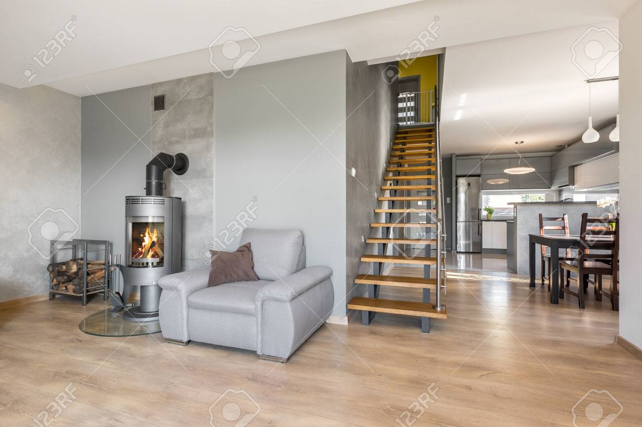 Nuevo Interior Con Sillón, Chimenea De Estilo Industrial, Escaleras ... Nuevo Interior Con Sillón, Chimenea De Estilo Industrial, Escaleras ...