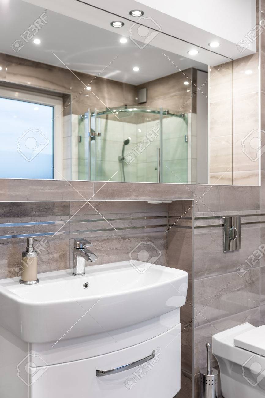 Amplio Cuarto De Baño De Alto Brillo Con Mueble Lavabo, Espejo, Y WC ... Amplio Cuarto De Baño De Alto Brillo Con Mueble Lavabo, Espejo, Y WC ...
