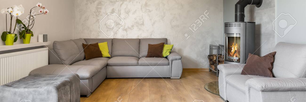 Schones Wohnzimmer Mit Grossem Sofa Kamin Holzbodenplatten Und Dekorative Wand Fertig Panorama Lizenzfreie Fotos Bilder Und Stock Fotografie Image 63530614
