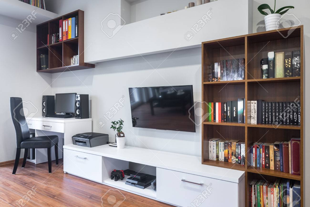 Bureau Moderne Pour Salon : Intérieur de la maison moderne avec télévision salon et coin