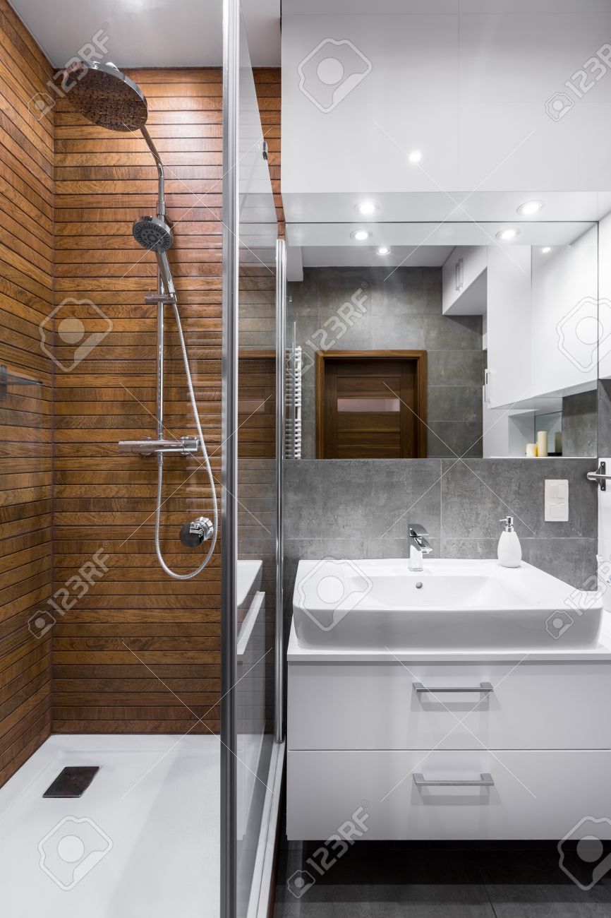 Cuarto De Bano Nuevo Estilo Con La Pared De Madera Ducha Espejo