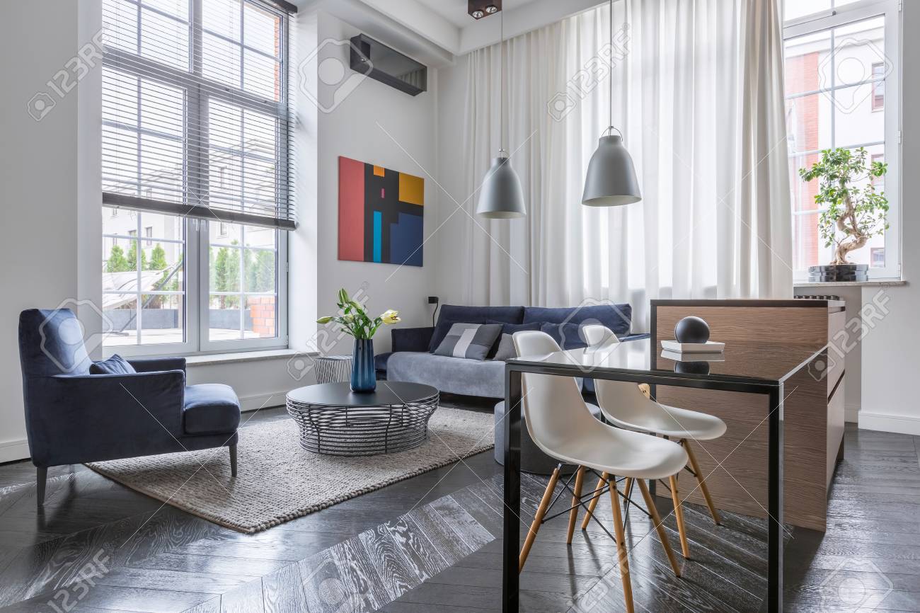 Salon Lumineux Avec Canapé, Fauteuil Et Grandes Fenêtres Avec Stores ... Salon Lumineux Avec Canapé, Fauteuil Et Grandes Fenêtres Avec Stores ...