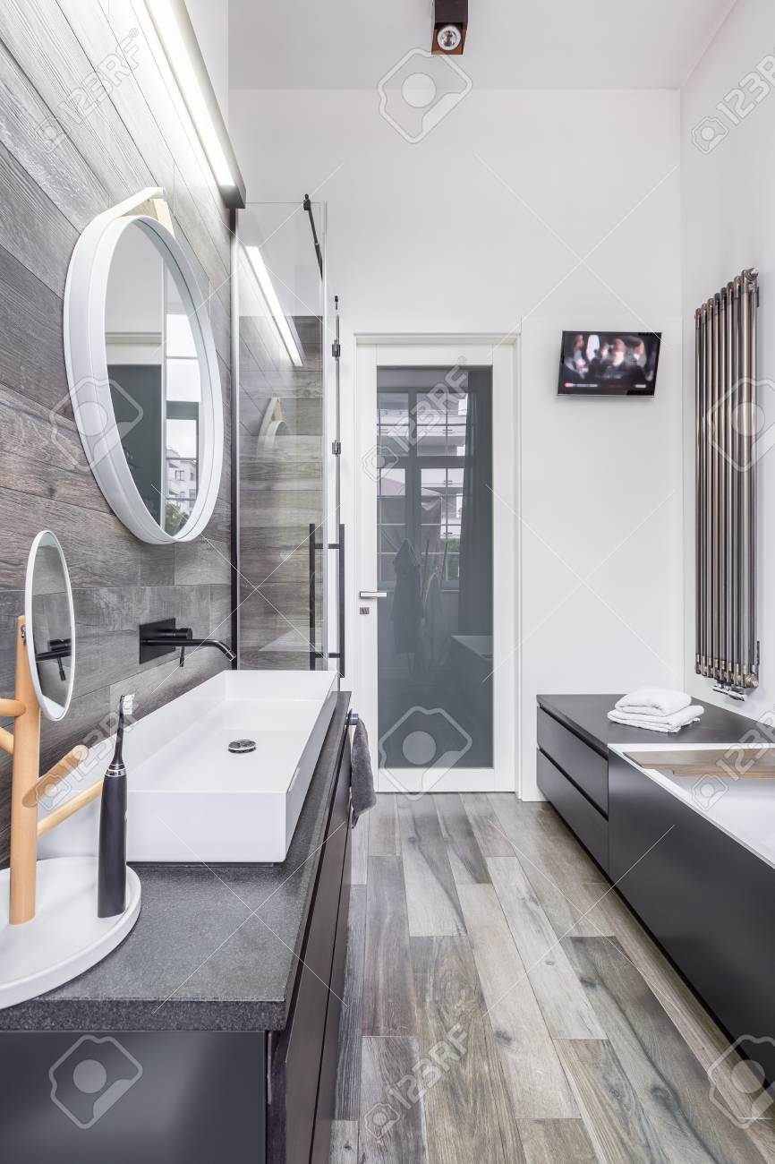 Zinc Pour Salle De Bain ~ salle de bain spacieuse avec baignoire t l vision et lavabo banque Zinc Pour Salle De Bain ~ salle de bain spacieuse avec baignoire t l vision et lavabo banque