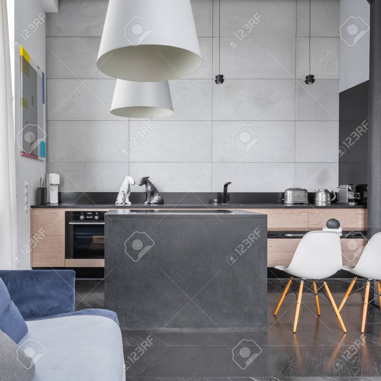 Cocina De Diseño Moderno Con Isla, Mesa Con Sillas Blancas Y ... Cocina De Diseño Moderno Con Isla, Mesa Con Sillas Blancas Y ...