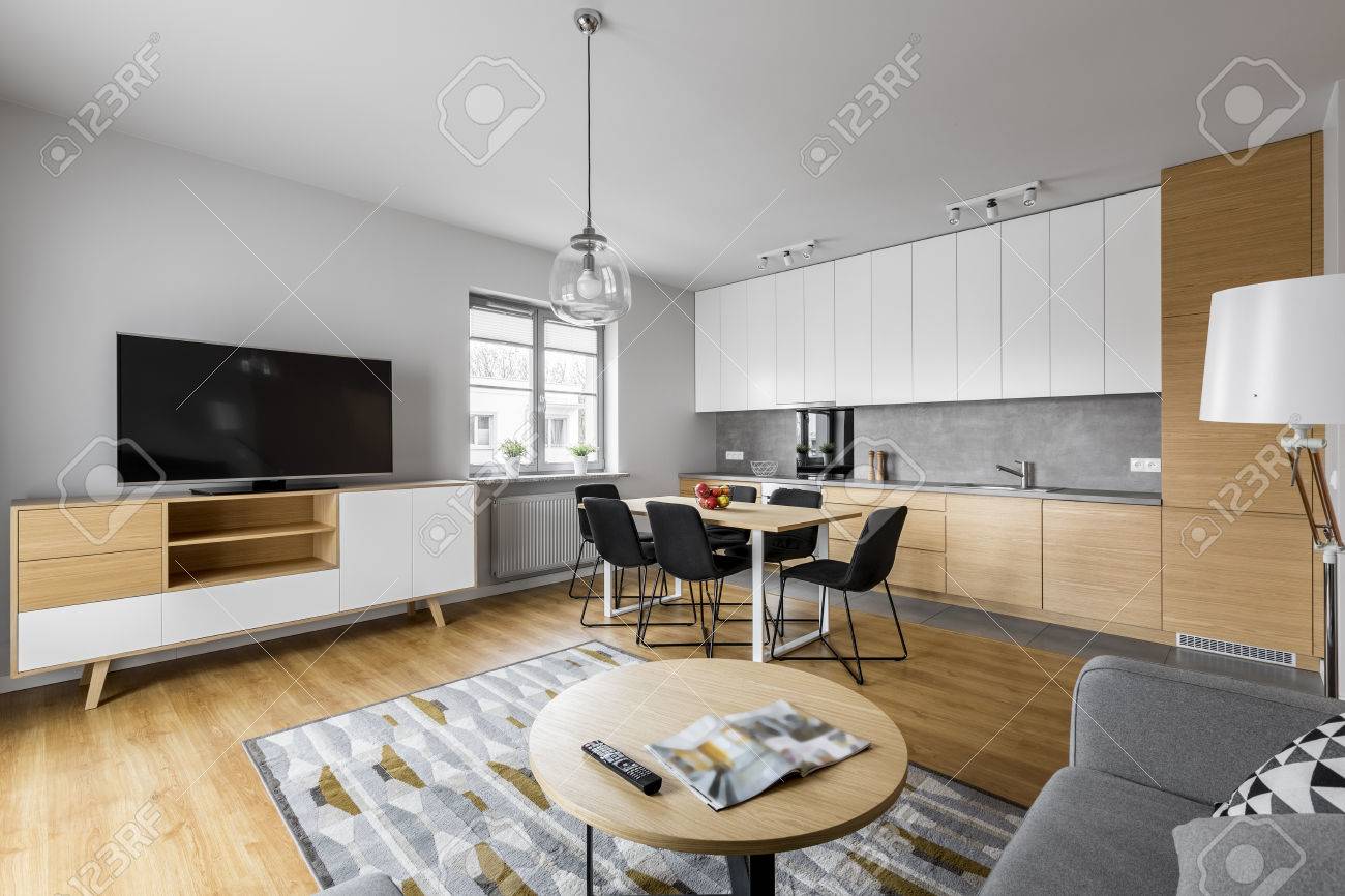 Cuisine Moderne Ouverte Avec Salon Et Grande Television Banque D