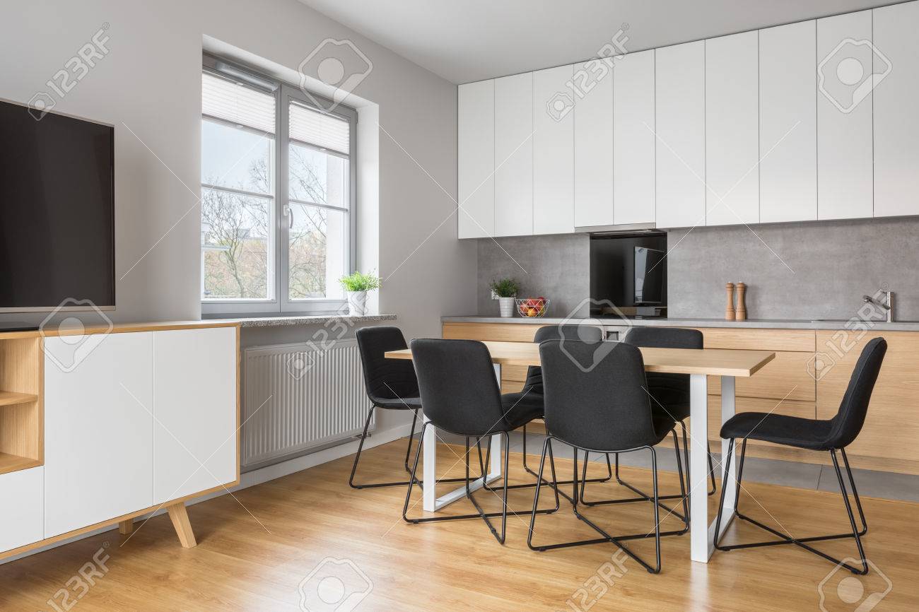 Appartement Gris Et Blanc Avec Cuisine Ouverte à La Télévision Salon
