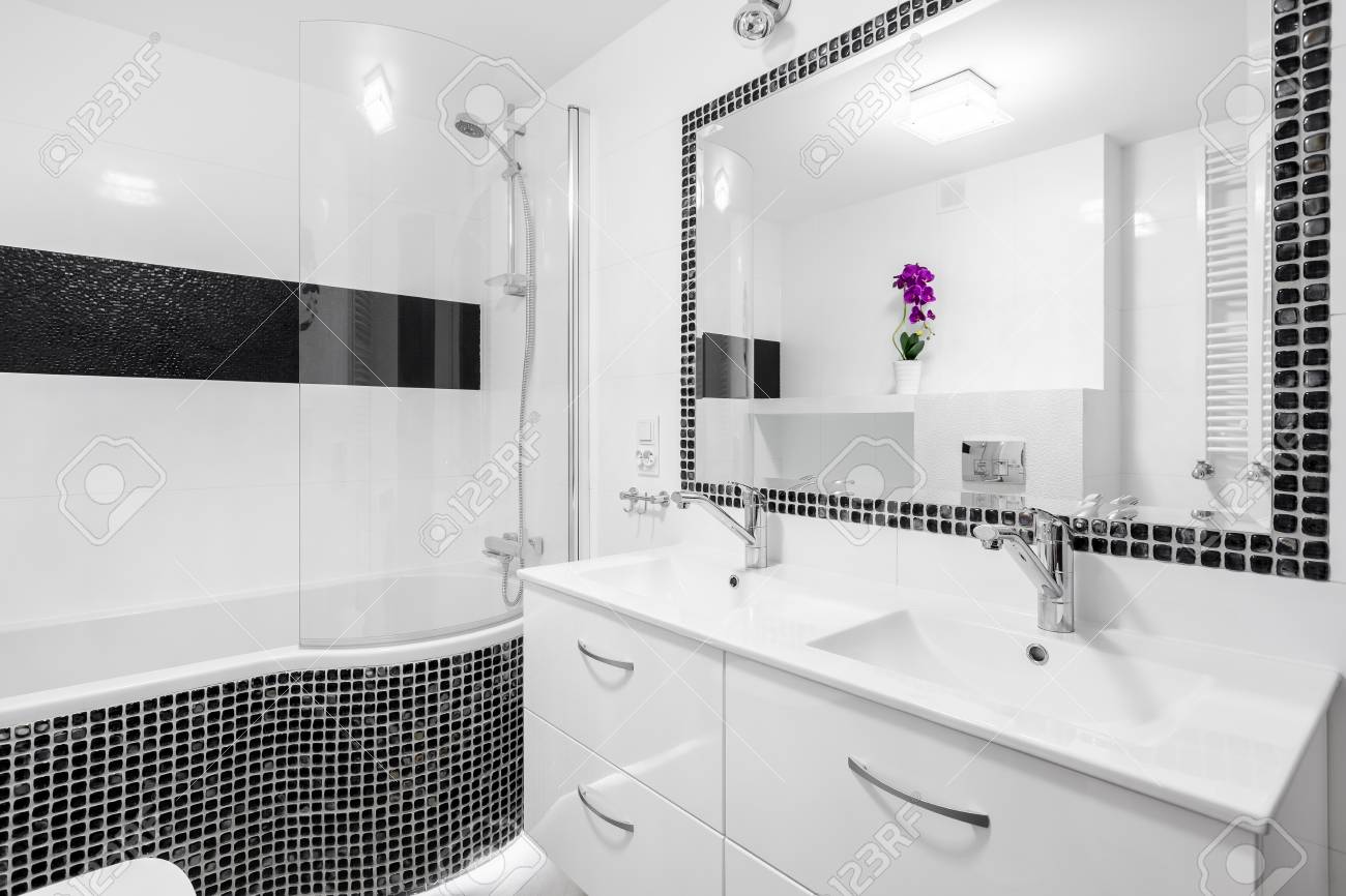 Black And White Luxury Bathroom With Mosaic Tiles Bathtub