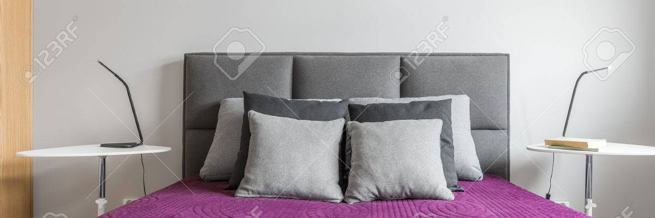 banque dimages grand lit avec des oreillers dcoratifs gris et un couvre lit violet dans une chambre moderne un panorama - Couvre Lit Violet banque dimages grand lit avec des oreillers dcoratifs gris et un couvre lit violet dans une chambre moderne un panorama - Couvre Lit Violet
