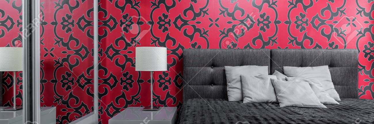 Téléchargement gratuit Images Chambre Confortable Avec Grand Lit Et Papier Peint Noir Et Rouge A le plus cool par