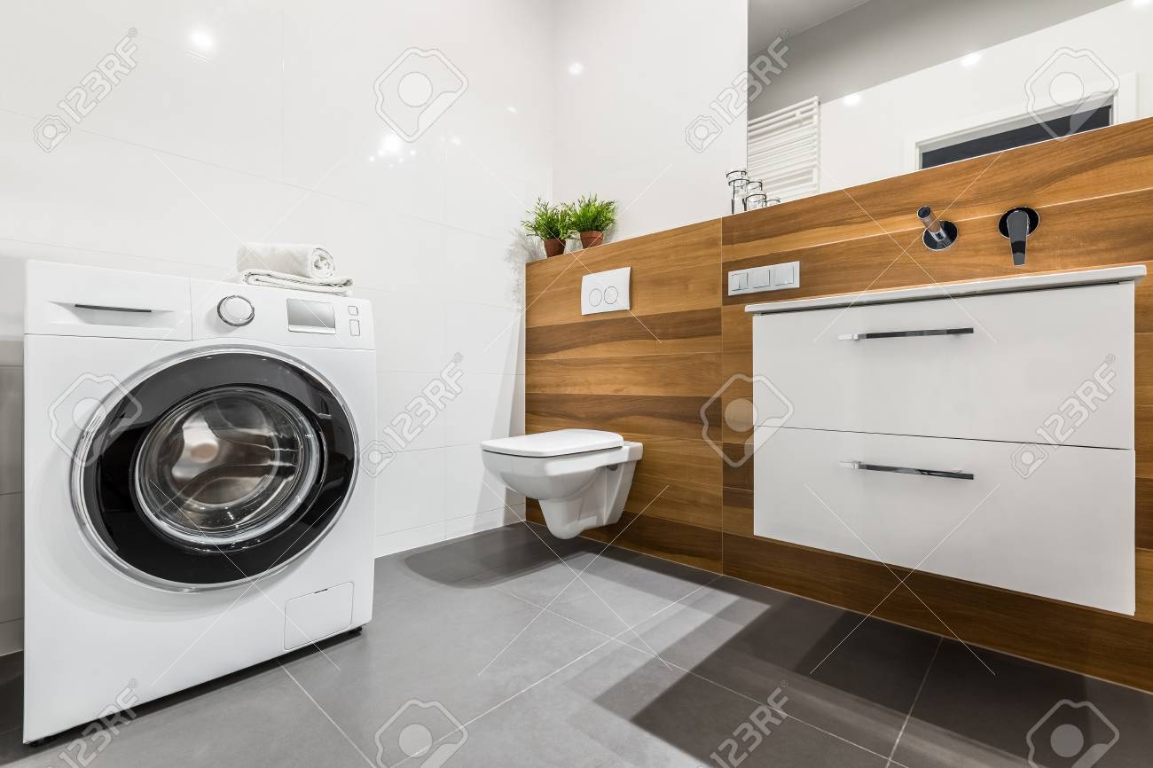 白いタイル 洗濯機 キャビネット トイレ付き木製のバスルーム の写真素材 画像素材 Image