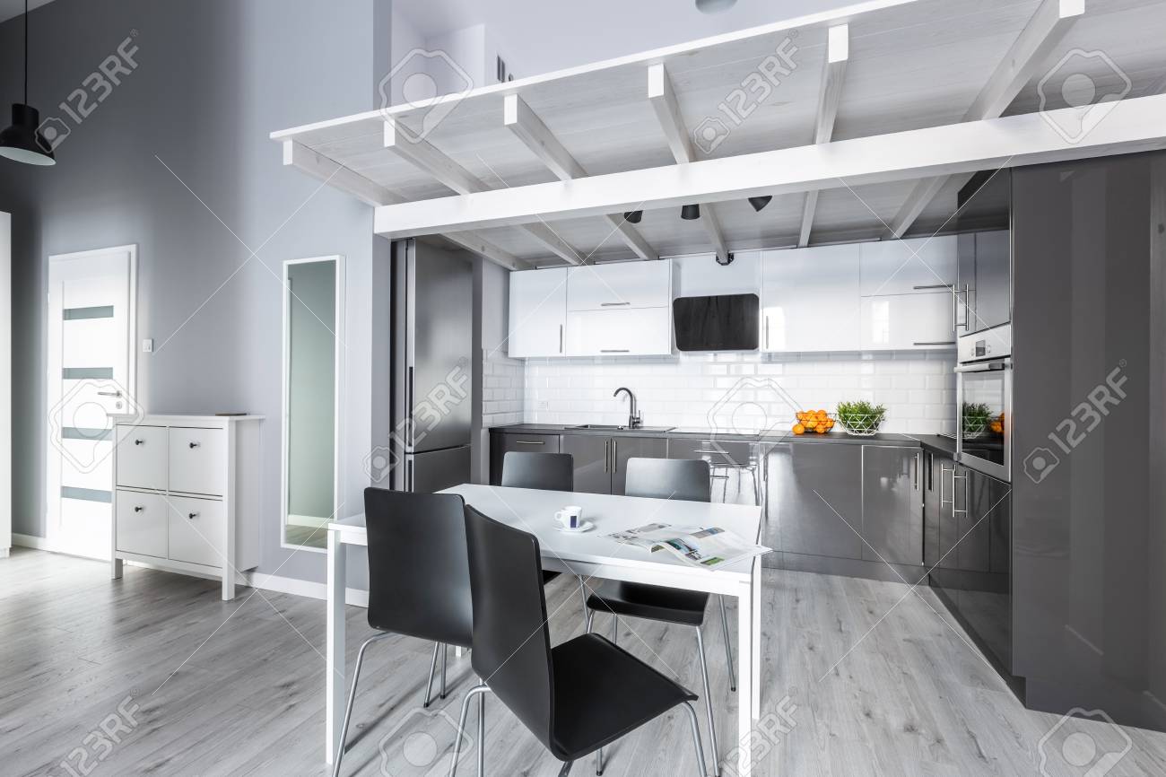 Graue Und Weisse Helle Wohnung Mit Offener Kuche Lizenzfreie Fotos Bilder Und Stock Fotografie Image 79998427