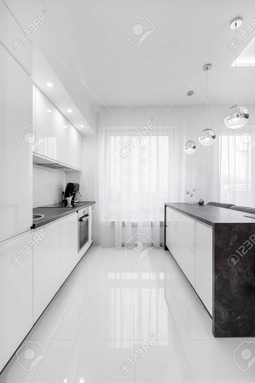 Cucina Bianca Con Isola Moderna E Lampade Decorative Foto Royalty ... Cucina Bianca Con Isola Moderna E Lampade Decorative Foto Royalty ...
