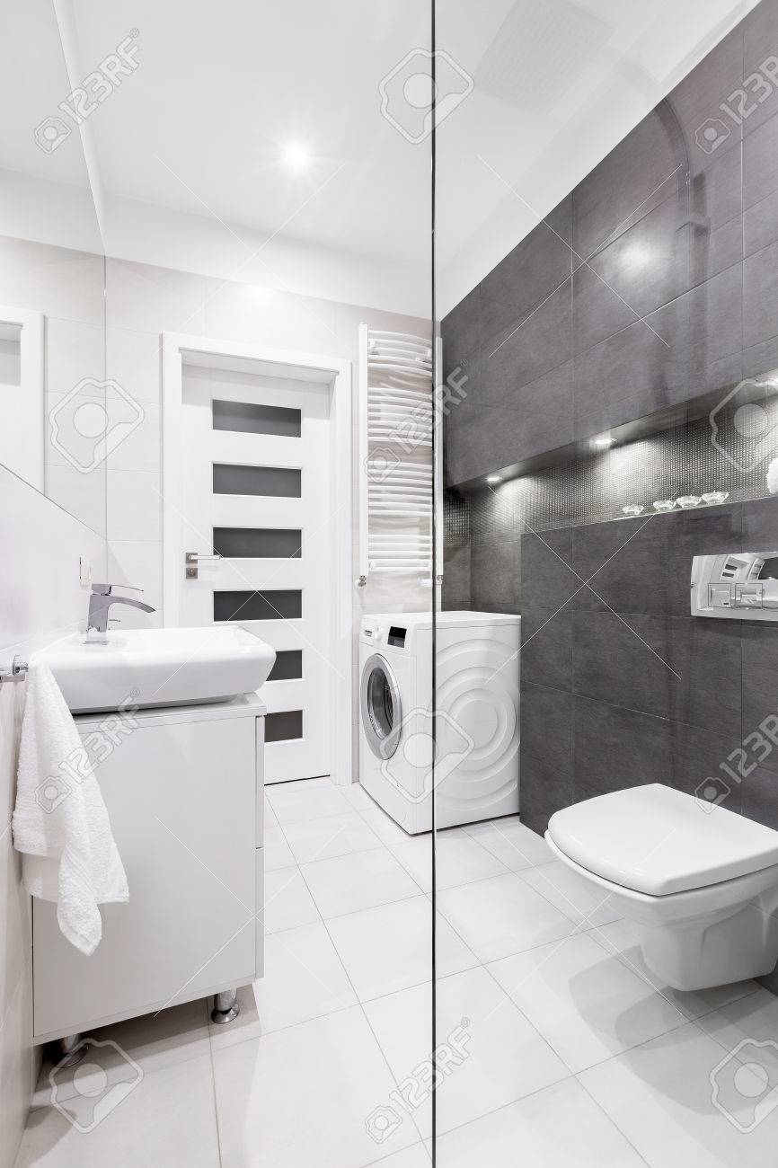 Modernes Schwarzweisses Badezimmer Mit Waschmaschine Und Waschbecken Lizenzfreie Fotos Bilder Und Stock Fotografie Image 80247165