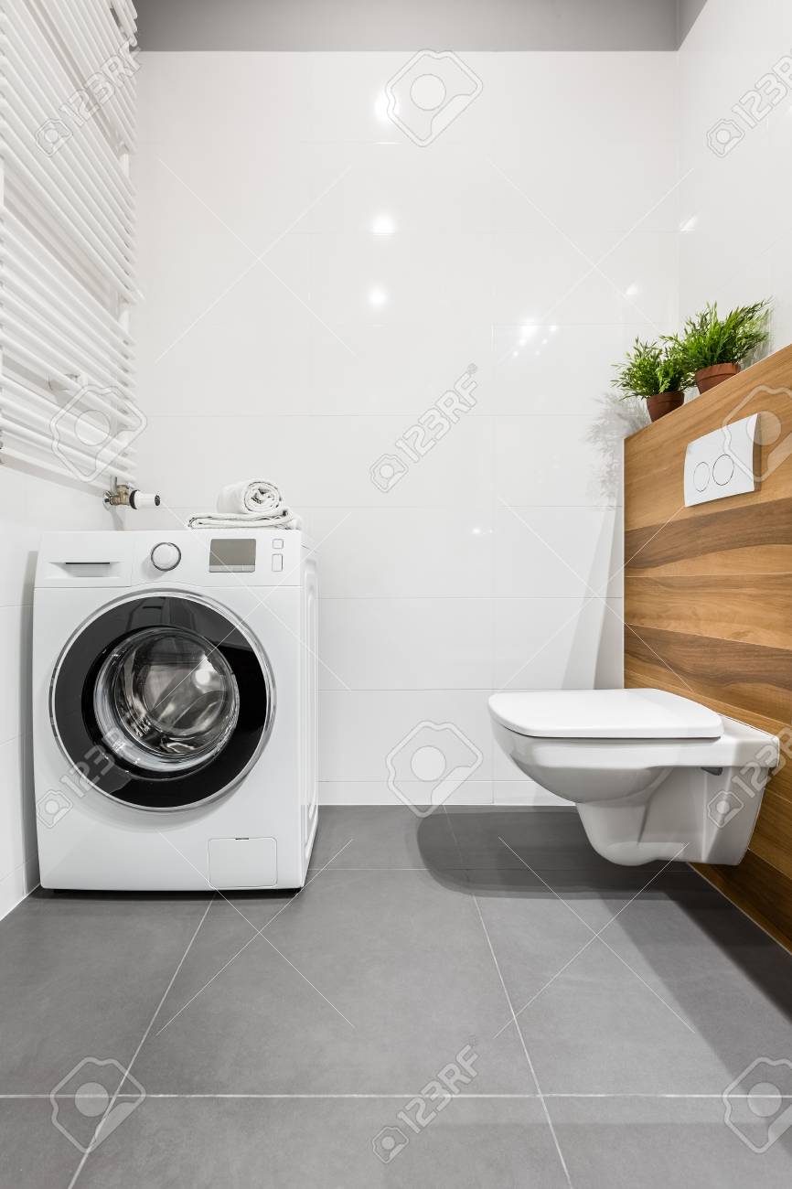 モダンな白いバスルーム トイレ 洗濯機 木製の壁 の写真素材 画像素材 Image