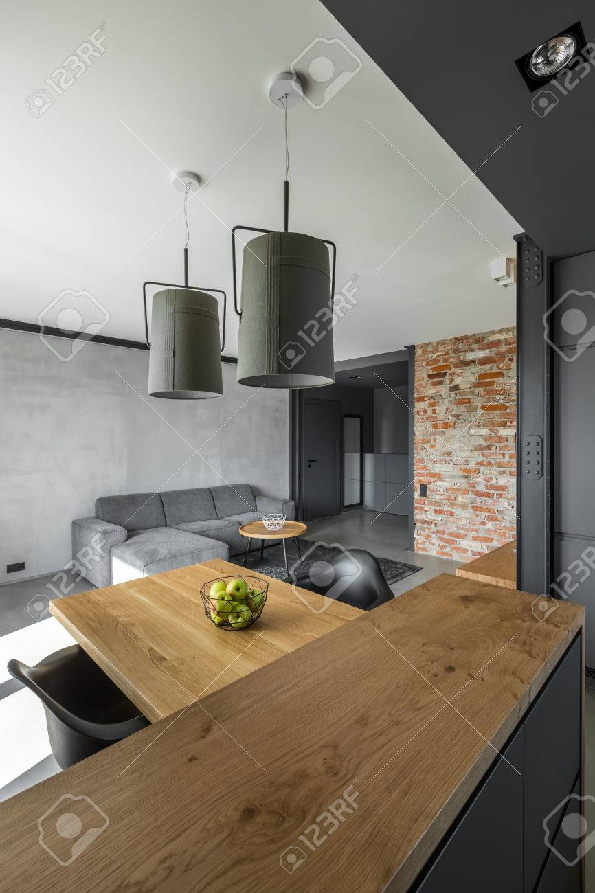Moderne Wohnung In Grau Mit Küchenzeile Und Wohnzimmer Und Mauer ... Moderne Wohnung In Grau Mit Küchenzeile Und Wohnzimmer Und Mauer ...