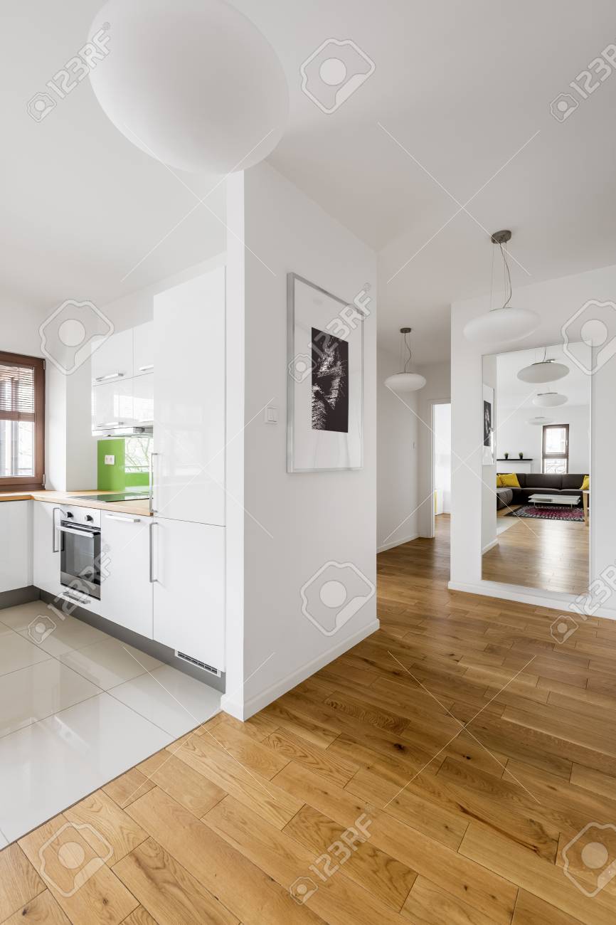 Moderne Weisse Wohnung Mit Kuche Wohnzimmer Flur Und Holzboden Lizenzfreie Fotos Bilder Und Stock Fotografie Image
