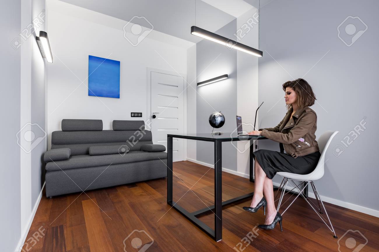 modernes innenministeriumdekor modernes innenministerium mit couch frau die auf weißem stuhl neben schwarzem schreibtisch sitzt standard mit die auf weißem modernes innenministeriumdekor modernes innenministerium mit couch frau die auf weißem stuhl neben schwarzem schreibtisch sitzt standard mit die auf weißem