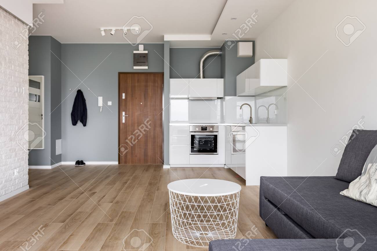 Estudio Moderno Con Cocina Pequeña, Sofá Y Mesa De Centro Redonda ... Estudio Moderno Con Cocina Pequeña, Sofá Y Mesa De Centro Redonda ...